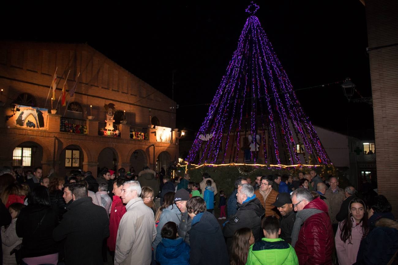 inauguración del árbol de Grañón, hecho con unas 1.600 botellas de vino. Su encendido se ha rodeado de otros actos, como una misa, la representación de un Belén viviente, degustaciones de caldo y patatas asadas y una rifa.