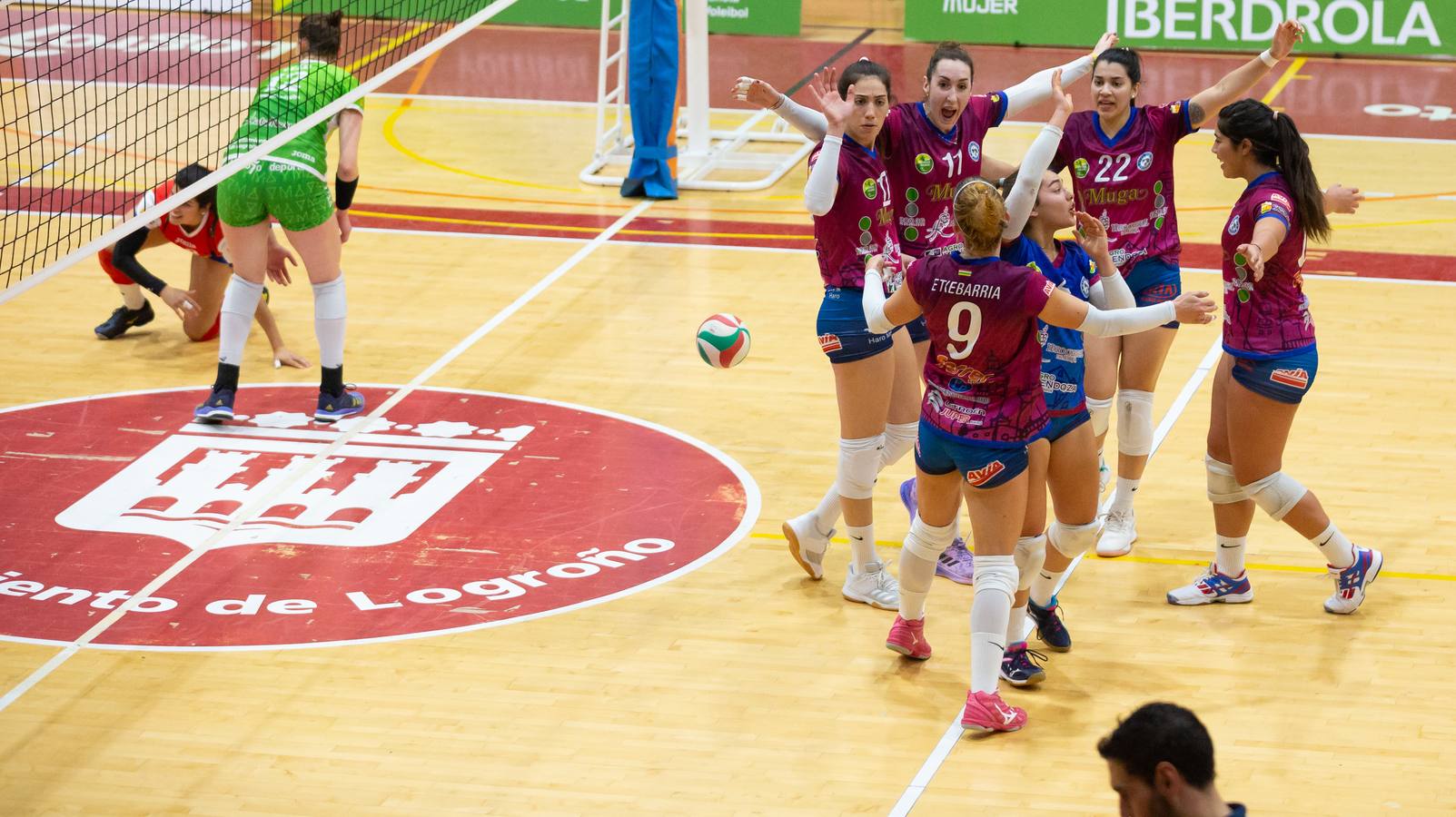 Las logroñesas vencen al OSACC Haro Rioja Voley con un 3-0 liderado por la capitana Dani y que les afianza en el liderato de la Liga Iberdrola