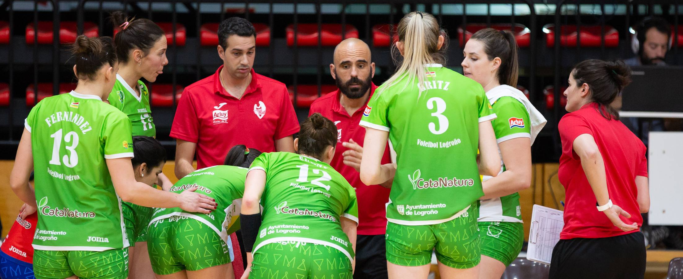 Las logroñesas vencen al OSACC Haro Rioja Voley con un 3-0 liderado por la capitana Dani y que les afianza en el liderato de la Liga Iberdrola