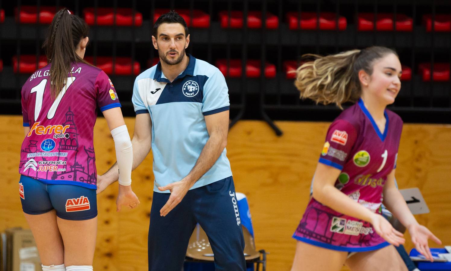 Las logroñesas vencen al OSACC Haro Rioja Voley con un 3-0 liderado por la capitana Dani y que les afianza en el liderato de la Liga Iberdrola