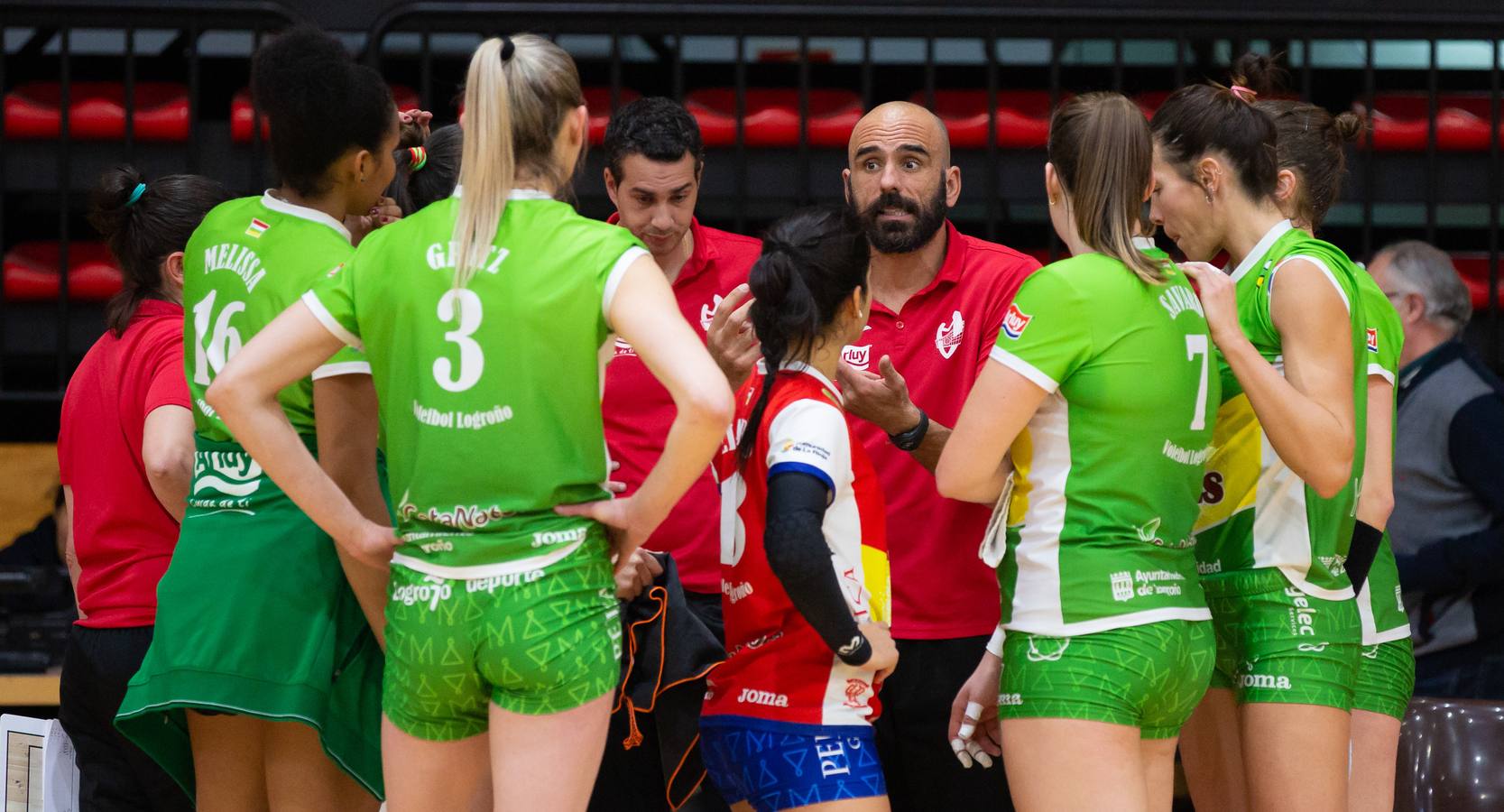 Las logroñesas vencen al OSACC Haro Rioja Voley con un 3-0 liderado por la capitana Dani y que les afianza en el liderato de la Liga Iberdrola