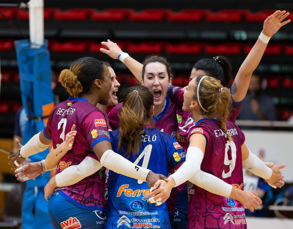 Las logroñesas vencen al OSACC Haro Rioja Voley con un 3-0 liderado por la capitana Dani y que les afianza en el liderato de la Liga Iberdrola