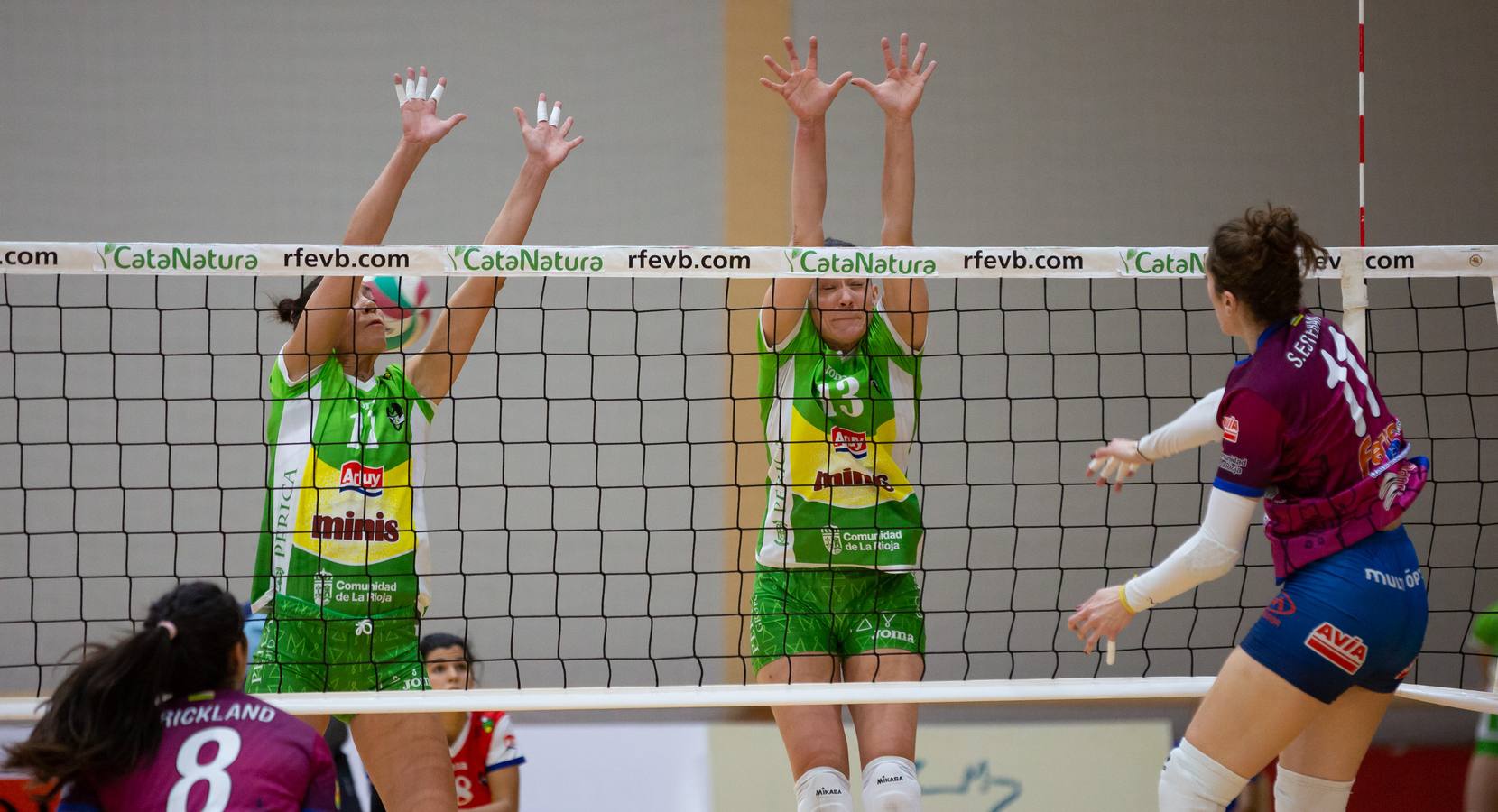 Las logroñesas vencen al OSACC Haro Rioja Voley con un 3-0 liderado por la capitana Dani y que les afianza en el liderato de la Liga Iberdrola