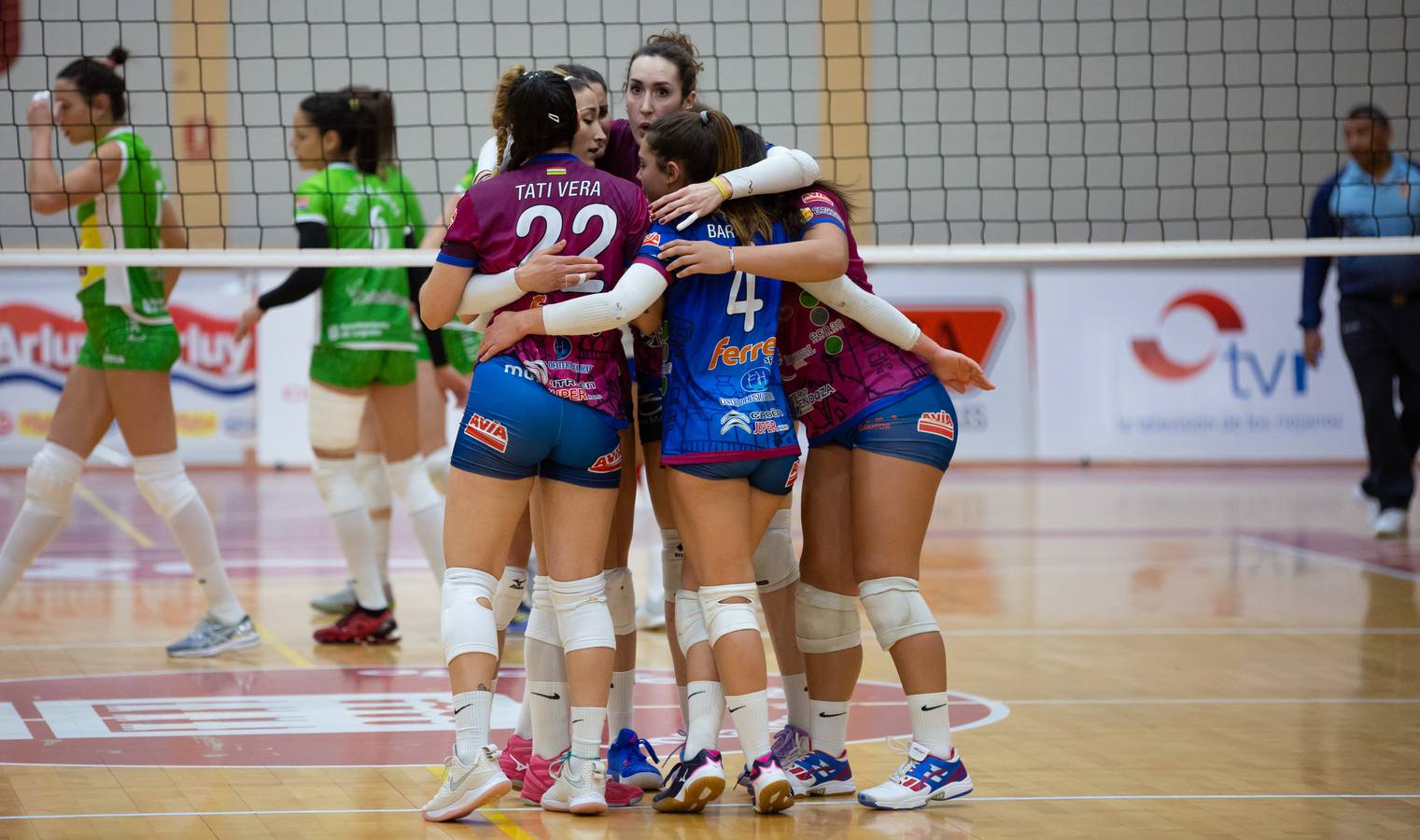 Las logroñesas vencen al OSACC Haro Rioja Voley con un 3-0 liderado por la capitana Dani y que les afianza en el liderato de la Liga Iberdrola