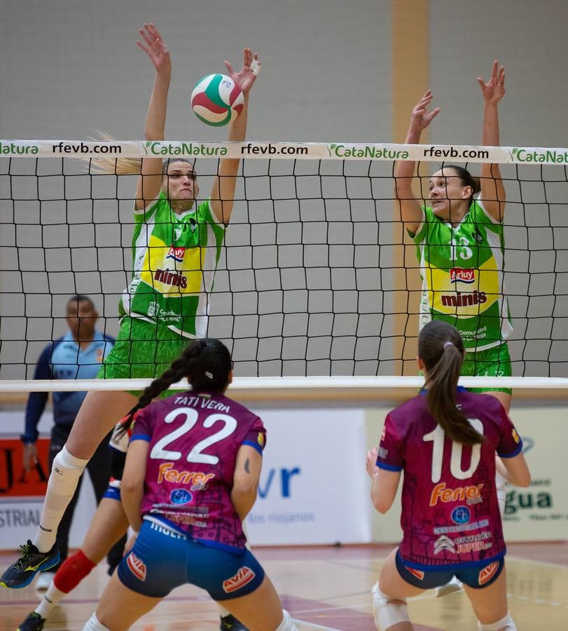 Las logroñesas vencen al OSACC Haro Rioja Voley con un 3-0 liderado por la capitana Dani y que les afianza en el liderato de la Liga Iberdrola