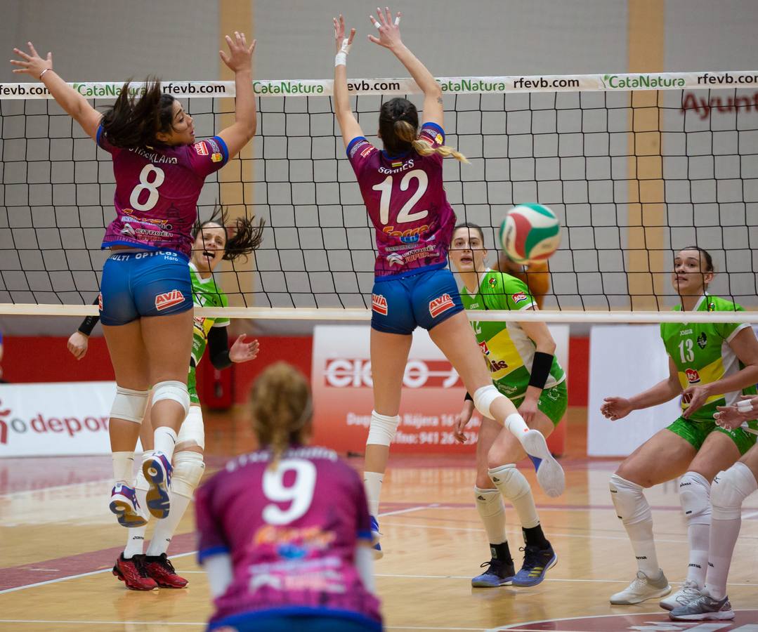 Las logroñesas vencen al OSACC Haro Rioja Voley con un 3-0 liderado por la capitana Dani y que les afianza en el liderato de la Liga Iberdrola