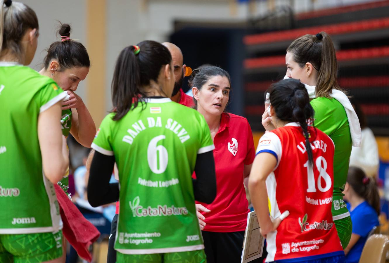 Las logroñesas vencen al OSACC Haro Rioja Voley con un 3-0 liderado por la capitana Dani y que les afianza en el liderato de la Liga Iberdrola