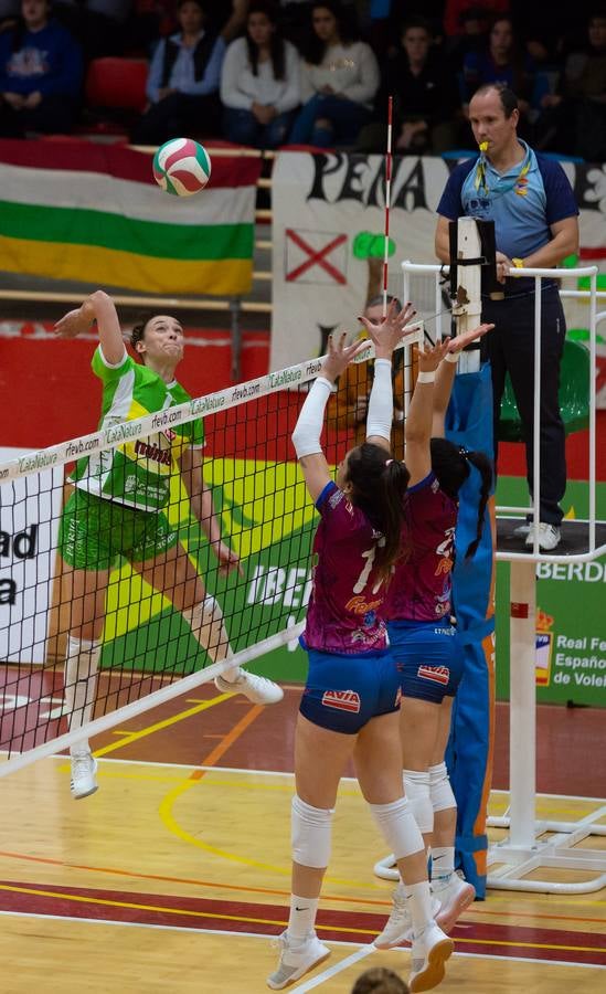 Las logroñesas vencen al OSACC Haro Rioja Voley con un 3-0 liderado por la capitana Dani y que les afianza en el liderato de la Liga Iberdrola