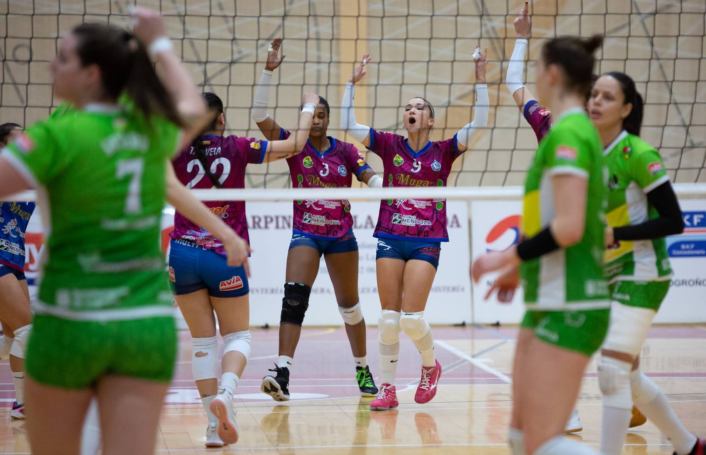 Las logroñesas vencen al OSACC Haro Rioja Voley con un 3-0 liderado por la capitana Dani y que les afianza en el liderato de la Liga Iberdrola