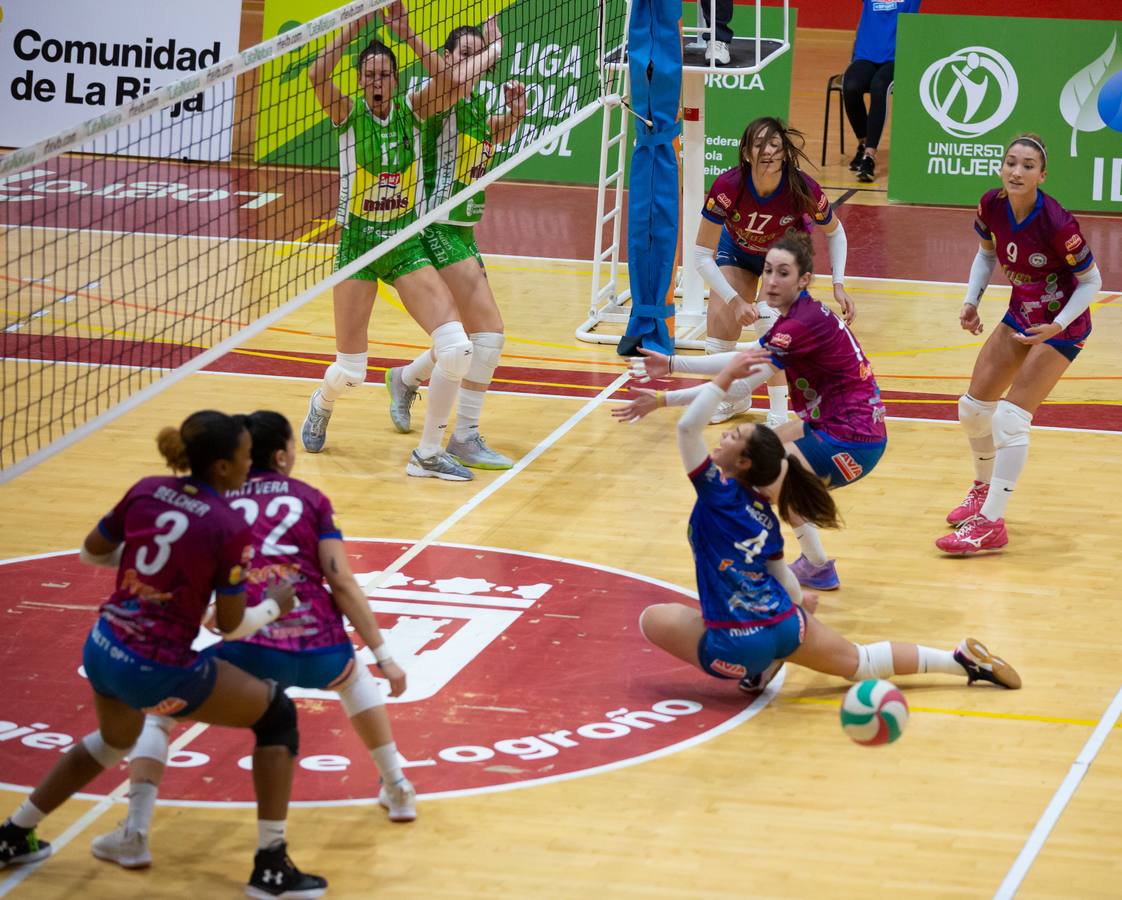 Las logroñesas vencen al OSACC Haro Rioja Voley con un 3-0 liderado por la capitana Dani y que les afianza en el liderato de la Liga Iberdrola