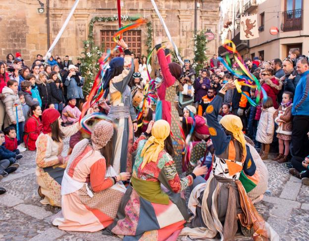 Ritmo, color y juramentos eternos, en la boda medieval. Los novios se darán hoy el último 'sí' de la presente edición. A las 12.15 horas, en la plaza del Santo. :: albo