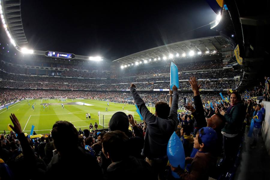 Fotos: Las aficiones de River y Boca llenan de color el Santiago Bernabéu