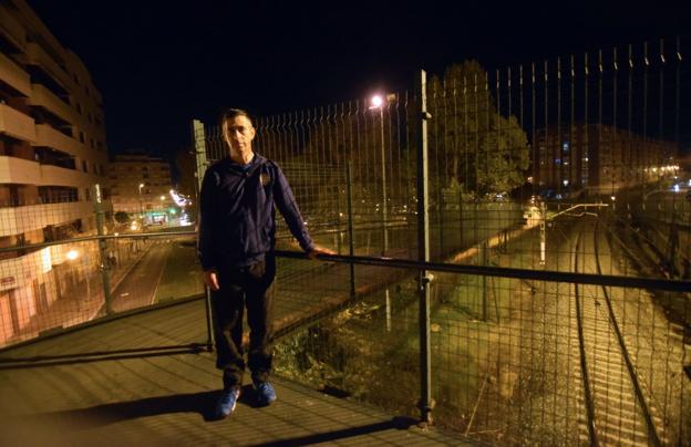 Ángel Asensio, en la pasarela de Carmen Medrano que piden retirar para, en su lugar, proyectar una calle sobre las vías del tren. 