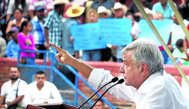 Andrés Manuel López Obrador, al anunciar el viernes en la región de Nayarit un plan de reconstrucción tras el paso del huracán 'Willa'. :: efe
