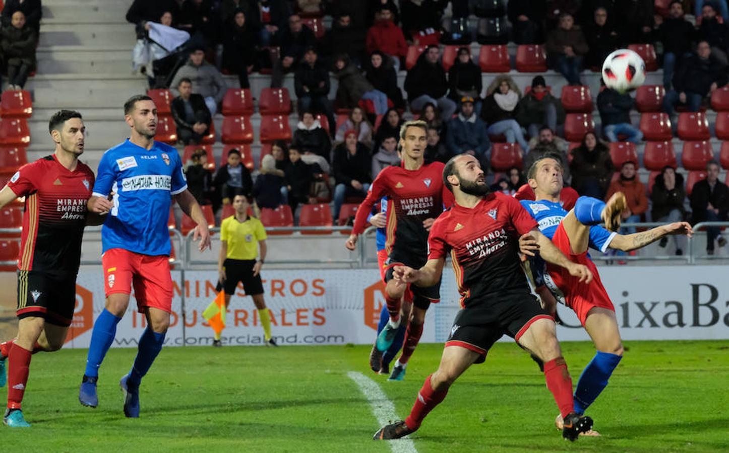 Cerca de un millar de aficionados riojanos acudieron ayer a Anduva para disfrutar con la UDL. La derrota (1-0) en casa del Mirandés no anuló las buenas esperanzas de este equipo y de su afición para la temporada. 