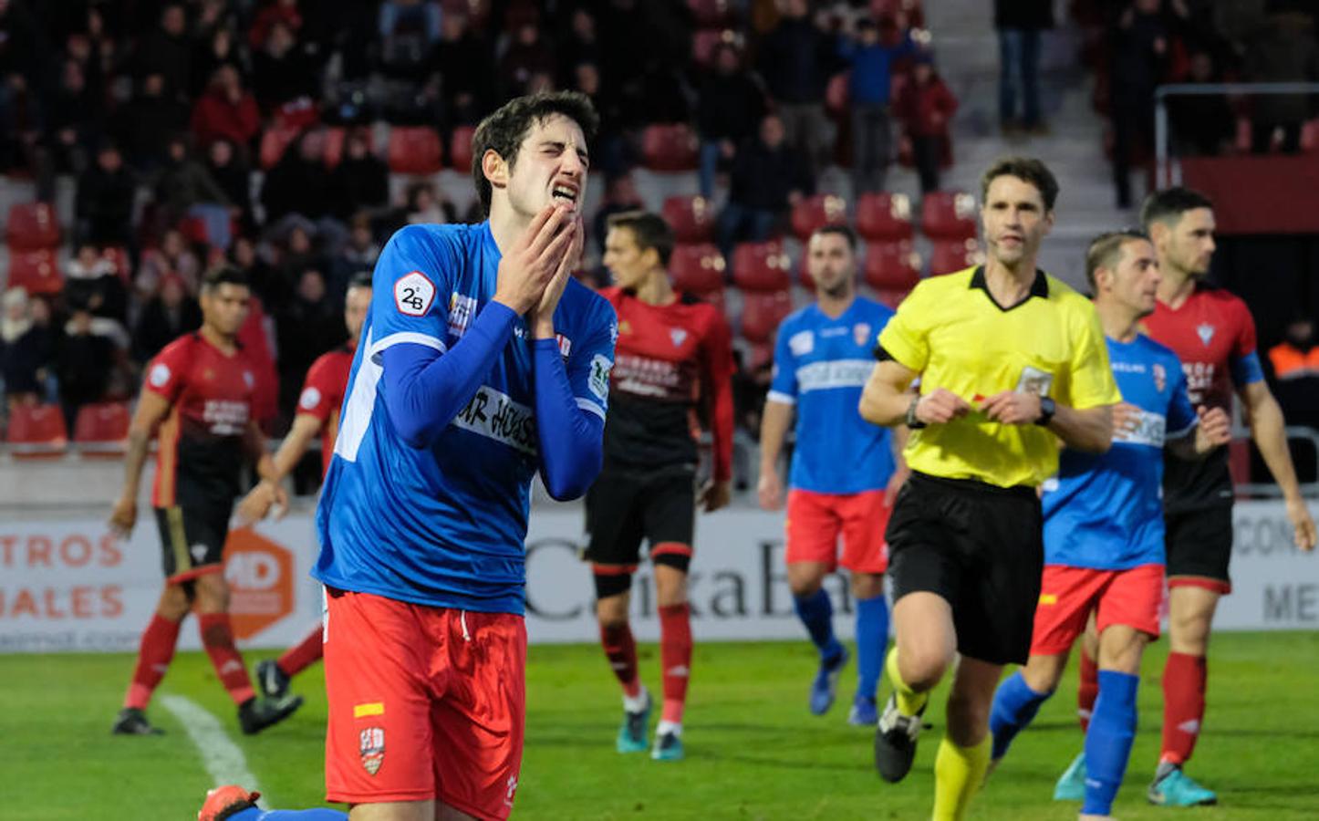 Cerca de un millar de aficionados riojanos acudieron ayer a Anduva para disfrutar con la UDL. La derrota (1-0) en casa del Mirandés no anuló las buenas esperanzas de este equipo y de su afición para la temporada. 