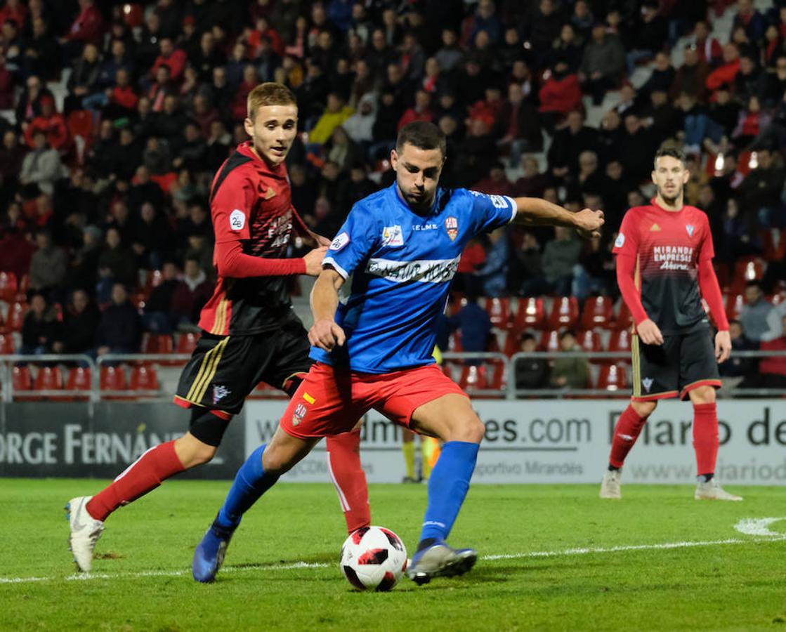 Cerca de un millar de aficionados riojanos acudieron ayer a Anduva para disfrutar con la UDL. La derrota (1-0) en casa del Mirandés no anuló las buenas esperanzas de este equipo y de su afición para la temporada. 