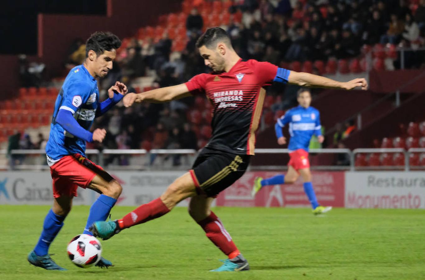 Cerca de un millar de aficionados riojanos acudieron ayer a Anduva para disfrutar con la UDL. La derrota (1-0) en casa del Mirandés no anuló las buenas esperanzas de este equipo y de su afición para la temporada. 