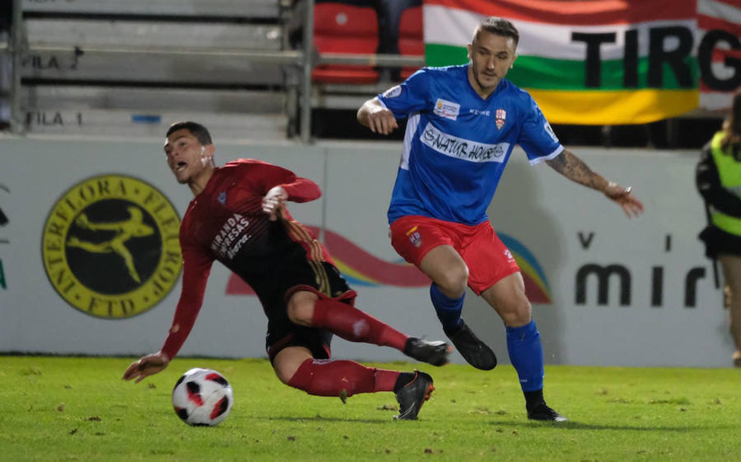 Cerca de un millar de aficionados riojanos acudieron ayer a Anduva para disfrutar con la UDL. La derrota (1-0) en casa del Mirandés no anuló las buenas esperanzas de este equipo y de su afición para la temporada. 