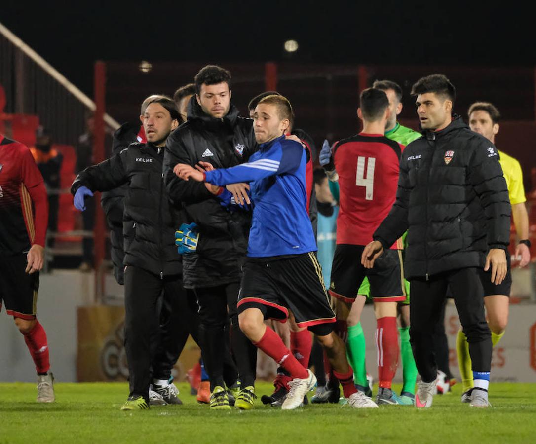 Cerca de un millar de aficionados riojanos acudieron ayer a Anduva para disfrutar con la UDL. La derrota (1-0) en casa del Mirandés no anuló las buenas esperanzas de este equipo y de su afición para la temporada. 