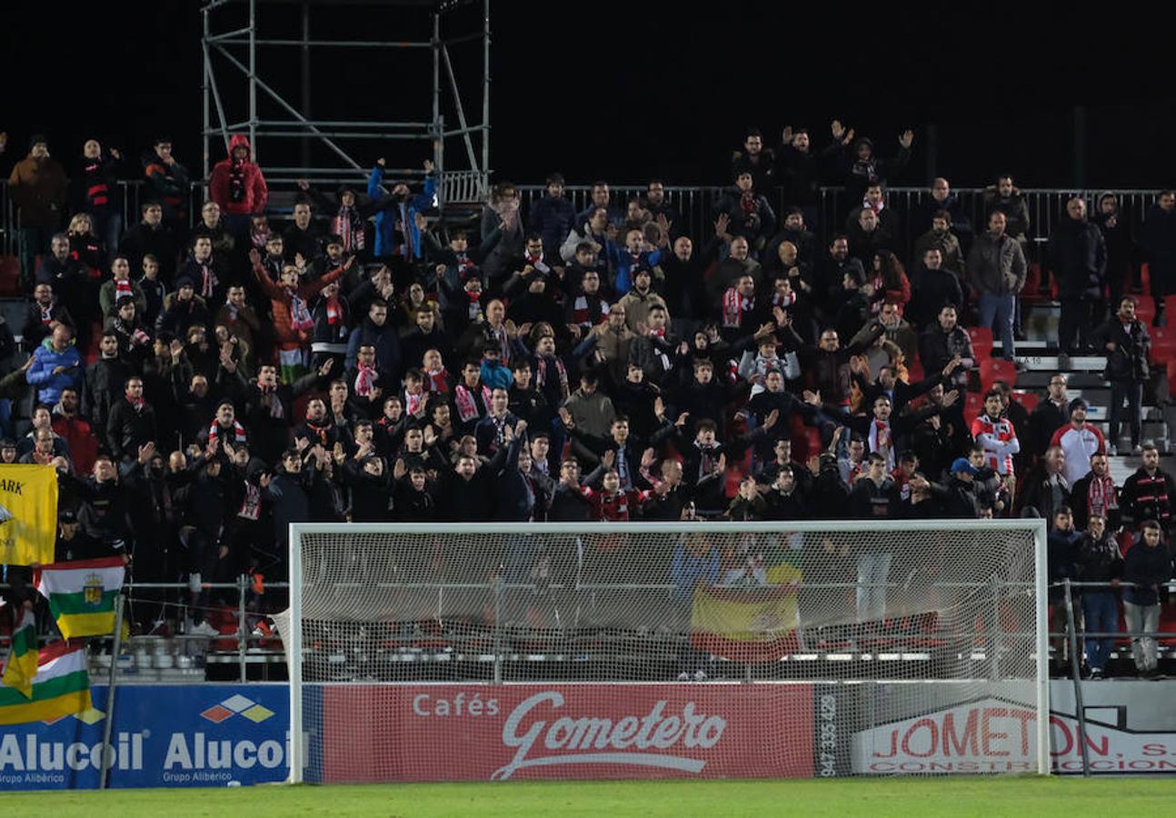 Cerca de un millar de aficionados riojanos acudieron ayer a Anduva para disfrutar con la UDL. La derrota (1-0) en casa del Mirandés no anuló las buenas esperanzas de este equipo y de su afición para la temporada. 