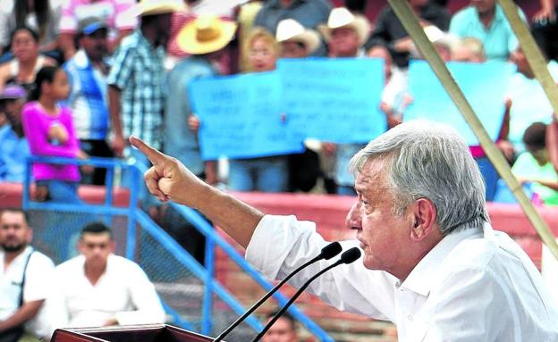 Andrés Manuel López Obrador, al anunciar el viernes en la región de Nayarit un plan de reconstrucción tras el paso del huracán 'Willa'. 