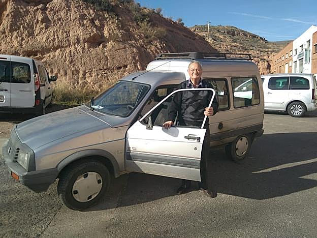 Eleuterio, de Rincón de Olivedo, ayer en Arnedo a donde acudió para llevar almendras con su furgoneta. :: s.s.j.