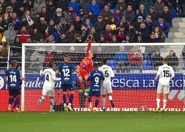 Courtois despeja el esférico en el partido del sábado en Huesca. :: efe
