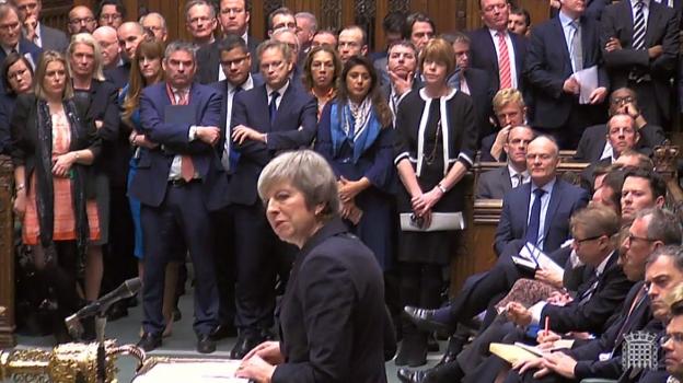 Los diputados de la Cámara de los Comunes escuchan con semblante serio la intervención de ayer de Theresa May. :: afp
