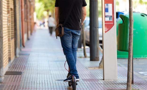 Un usuario de patinete eléctrico circula por una calle logroñesa.