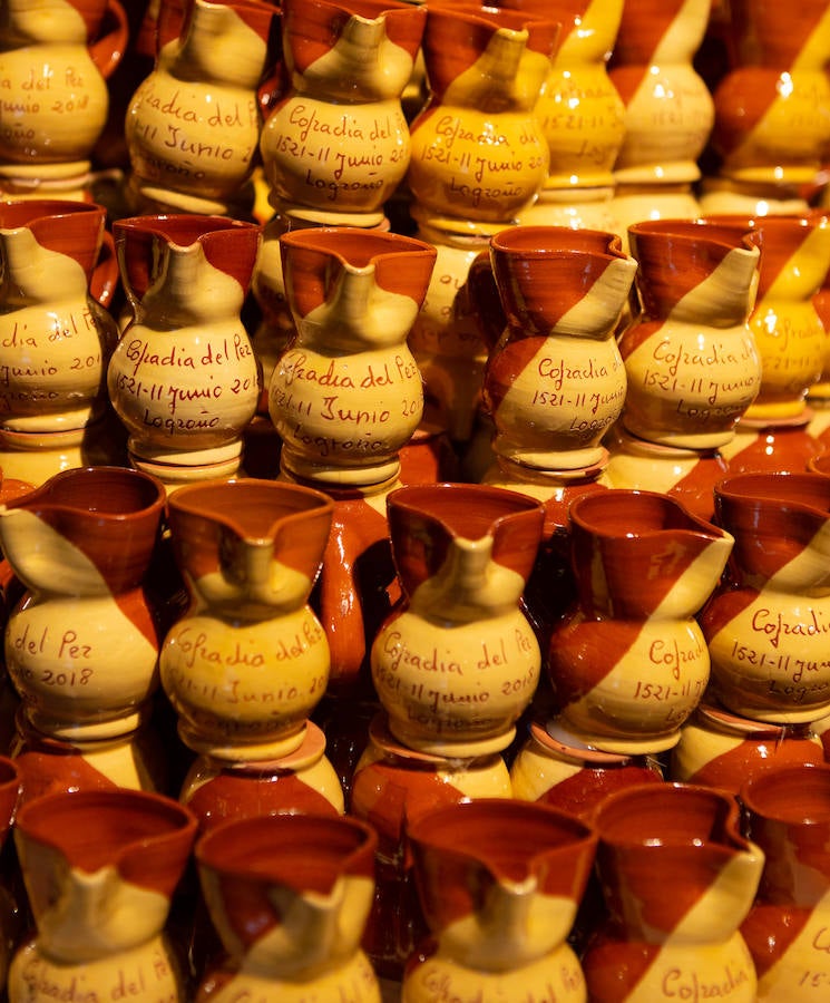 Una exposición montada en el Centro Fundación Caja Rioja Merced recorre el pasado y el presente de la Cofradía del Pez, una entidad que salvaguarda las tradiciones de Logroño.