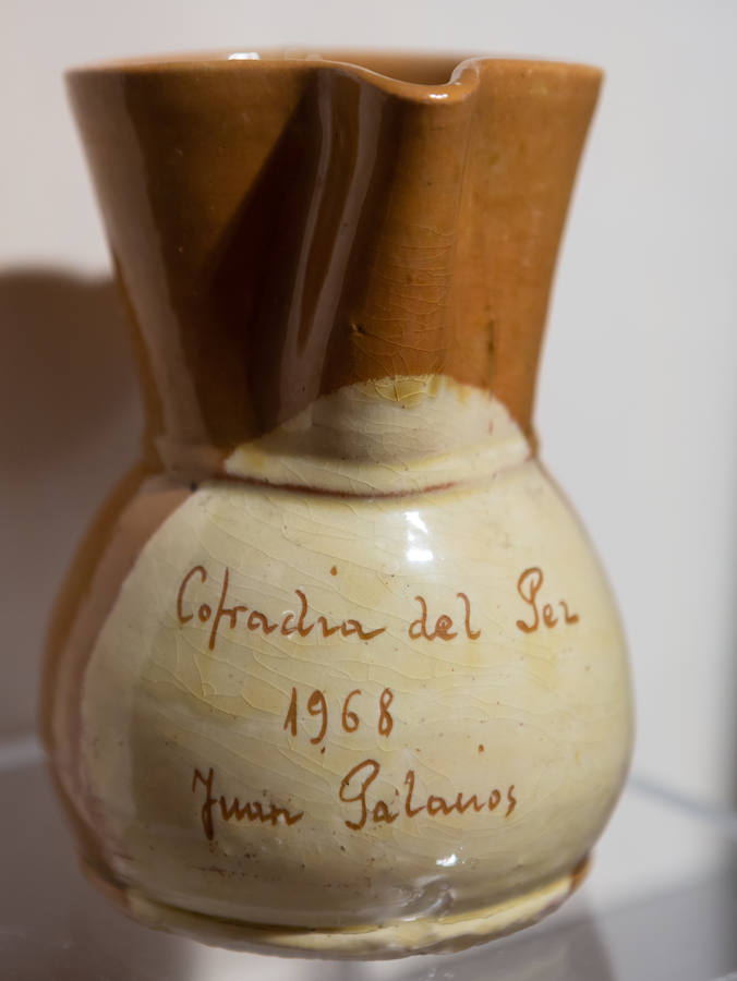 Una exposición montada en el Centro Fundación Caja Rioja Merced recorre el pasado y el presente de la Cofradía del Pez, una entidad que salvaguarda las tradiciones de Logroño.