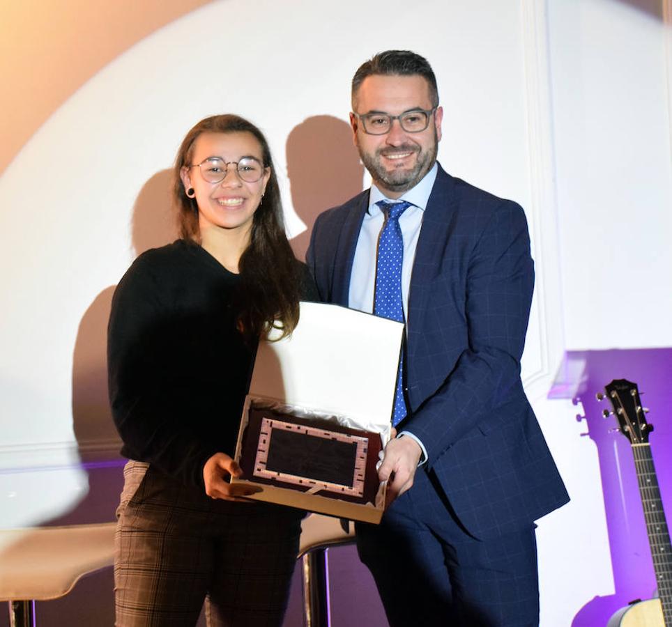 La plantilla y el resto de los componentes del cuerpo técnico y directivo del EDF se visió ayer de gala junto a su patrocinador Gesitma. Enel acto también se aprovechó para homenajear a la central Ana Tejada, campeona del mundo sub'17.