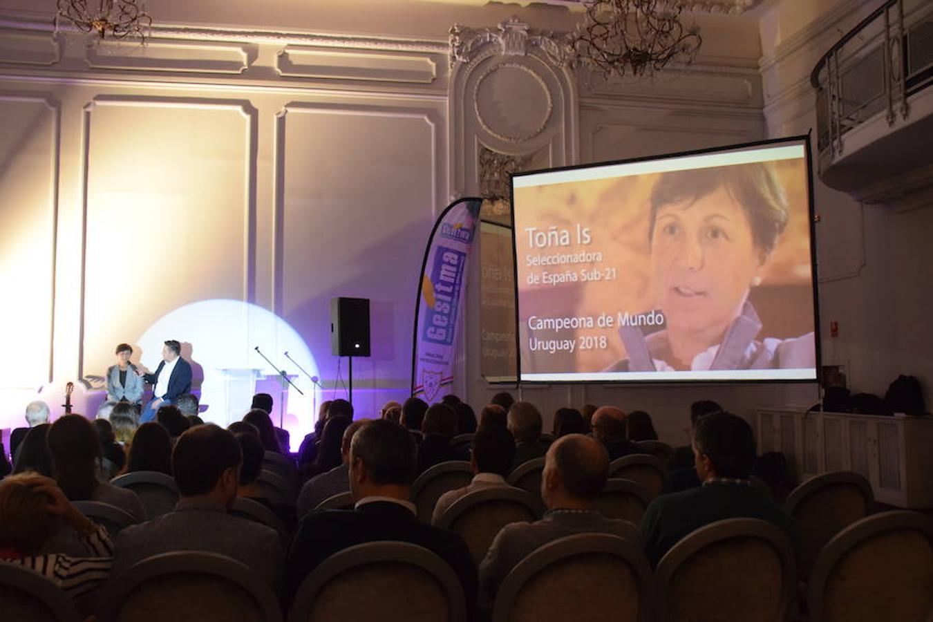 La plantilla y el resto de los componentes del cuerpo técnico y directivo del EDF se visió ayer de gala junto a su patrocinador Gesitma. Enel acto también se aprovechó para homenajear a la central Ana Tejada, campeona del mundo sub'17.