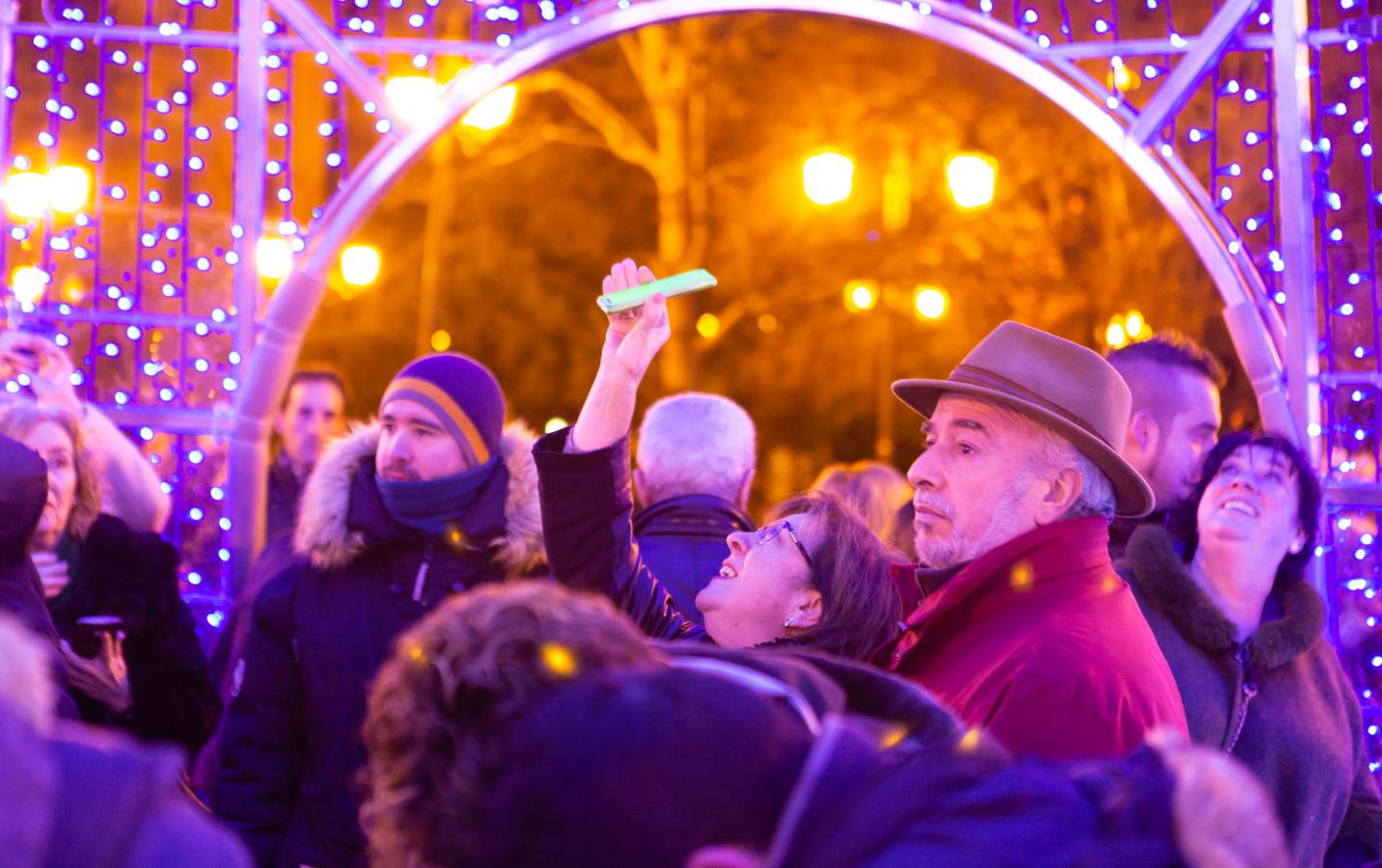 Esta tarde se ha encendido el árbol cónico, que tiene una altura de 20 metros más la estrella y de cinco metros de diámetro, en el paseo de El Espolón logroñés