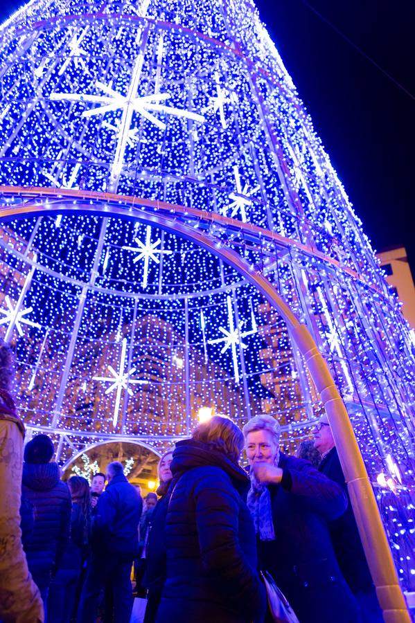 Esta tarde se ha encendido el árbol cónico, que tiene una altura de 20 metros más la estrella y de cinco metros de diámetro, en el paseo de El Espolón logroñés