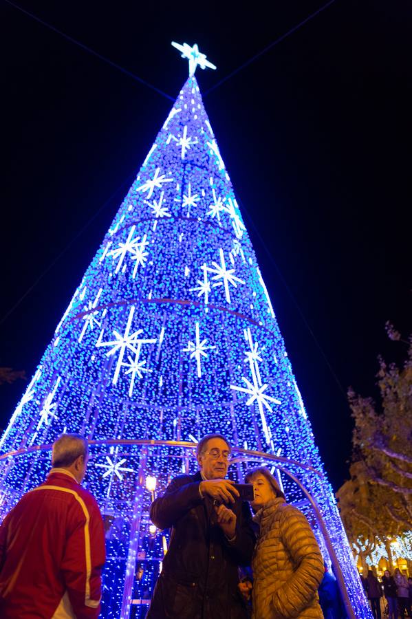 Esta tarde se ha encendido el árbol cónico, que tiene una altura de 20 metros más la estrella y de cinco metros de diámetro, en el paseo de El Espolón logroñés