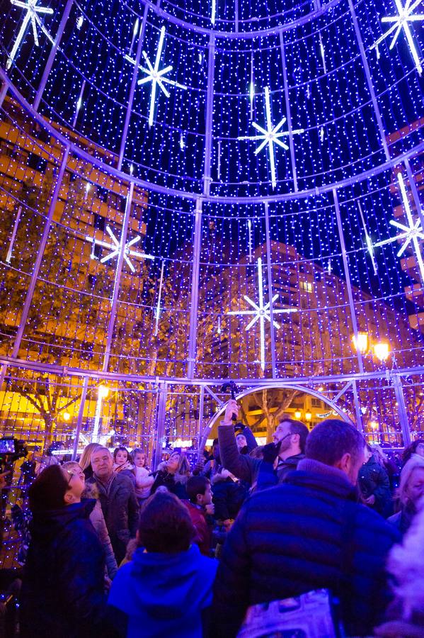 Esta tarde se ha encendido el árbol cónico, que tiene una altura de 20 metros más la estrella y de cinco metros de diámetro, en el paseo de El Espolón logroñés