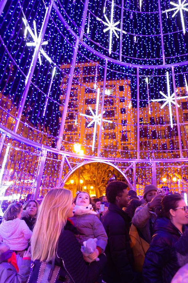 Esta tarde se ha encendido el árbol cónico, que tiene una altura de 20 metros más la estrella y de cinco metros de diámetro, en el paseo de El Espolón logroñés