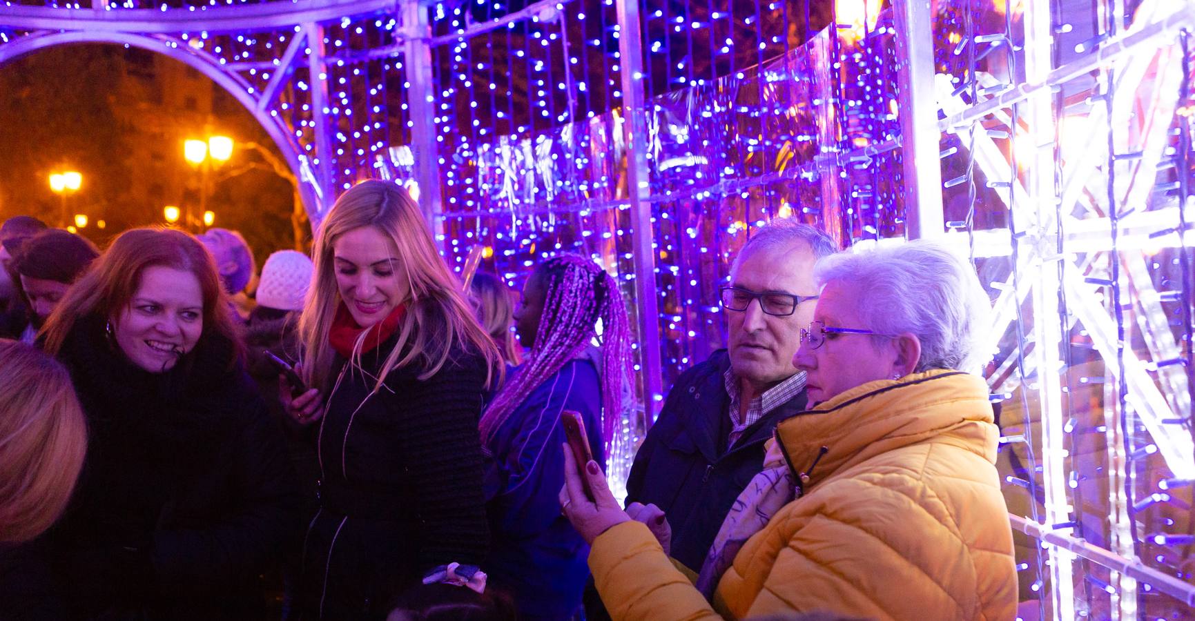 Esta tarde se ha encendido el árbol cónico, que tiene una altura de 20 metros más la estrella y de cinco metros de diámetro, en el paseo de El Espolón logroñés