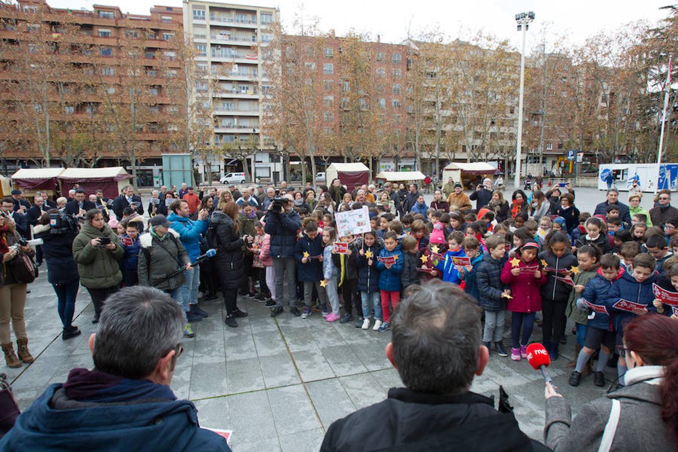 La alcaldesa de la capital riojana, Concepción Gamarra, ha felicitado hoy la Navidad a los logroñeses en la inauguración del Belén monumental situado en la plaza del Consistorio en la que han participado 220 niños de los colegios Compañía de María, San Francisco, Duquesa de la Victoria y Adoratrices, acompañados por la Banda de Música de Logroño.