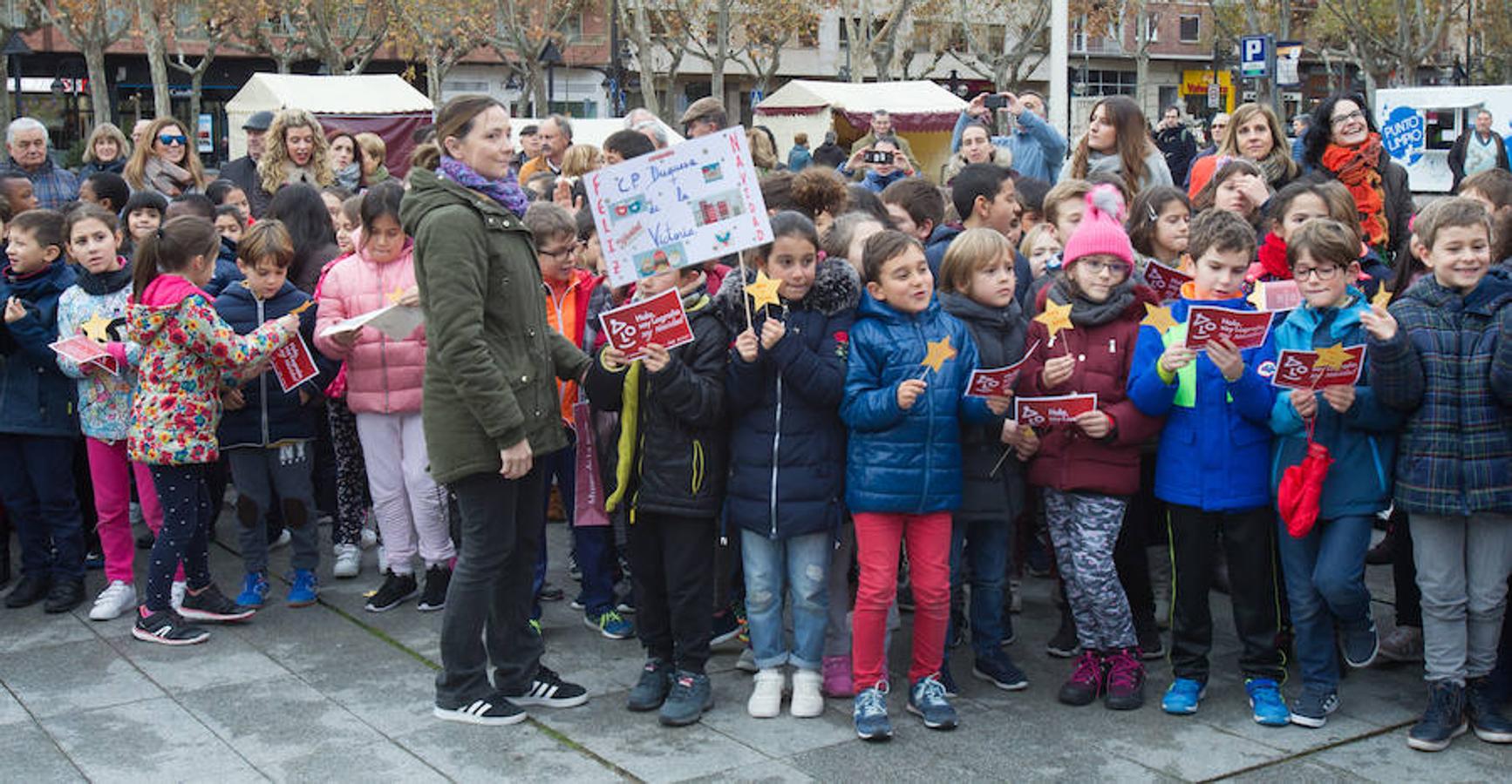 La alcaldesa de la capital riojana, Concepción Gamarra, ha felicitado hoy la Navidad a los logroñeses en la inauguración del Belén monumental situado en la plaza del Consistorio en la que han participado 220 niños de los colegios Compañía de María, San Francisco, Duquesa de la Victoria y Adoratrices, acompañados por la Banda de Música de Logroño.