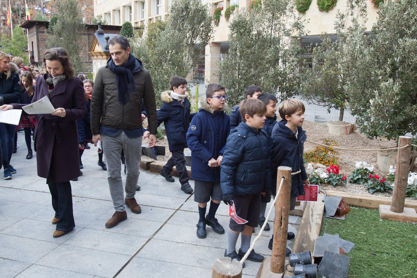 La alcaldesa de la capital riojana, Concepción Gamarra, ha felicitado hoy la Navidad a los logroñeses en la inauguración del Belén monumental situado en la plaza del Consistorio en la que han participado 220 niños de los colegios Compañía de María, San Francisco, Duquesa de la Victoria y Adoratrices, acompañados por la Banda de Música de Logroño.