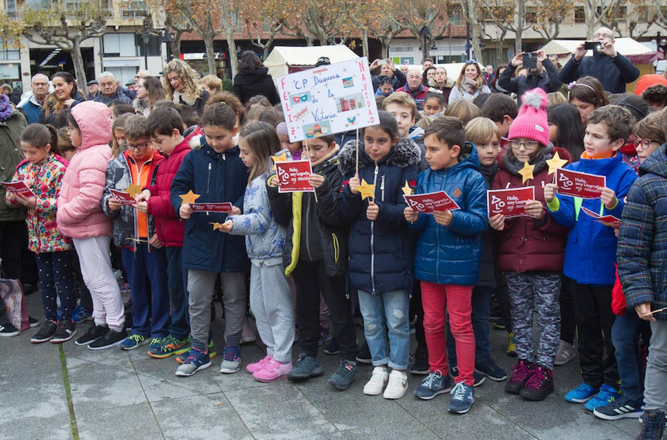 La alcaldesa de la capital riojana, Concepción Gamarra, ha felicitado hoy la Navidad a los logroñeses en la inauguración del Belén monumental situado en la plaza del Consistorio en la que han participado 220 niños de los colegios Compañía de María, San Francisco, Duquesa de la Victoria y Adoratrices, acompañados por la Banda de Música de Logroño.