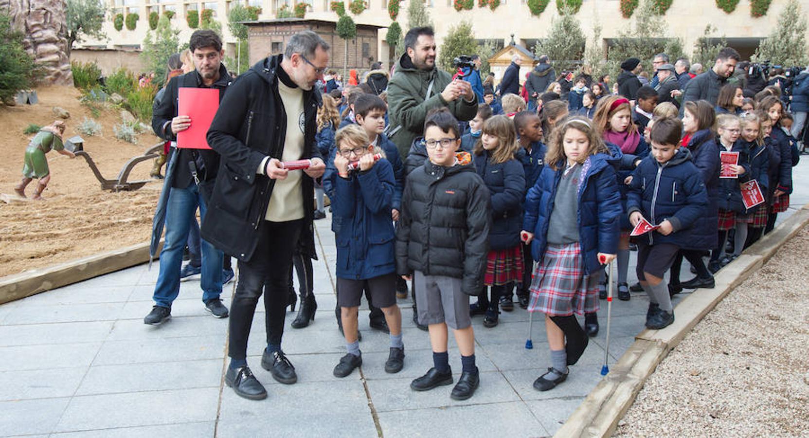 La alcaldesa de la capital riojana, Concepción Gamarra, ha felicitado hoy la Navidad a los logroñeses en la inauguración del Belén monumental situado en la plaza del Consistorio en la que han participado 220 niños de los colegios Compañía de María, San Francisco, Duquesa de la Victoria y Adoratrices, acompañados por la Banda de Música de Logroño.