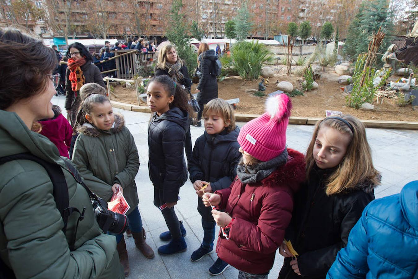 La alcaldesa de la capital riojana, Concepción Gamarra, ha felicitado hoy la Navidad a los logroñeses en la inauguración del Belén monumental situado en la plaza del Consistorio en la que han participado 220 niños de los colegios Compañía de María, San Francisco, Duquesa de la Victoria y Adoratrices, acompañados por la Banda de Música de Logroño.