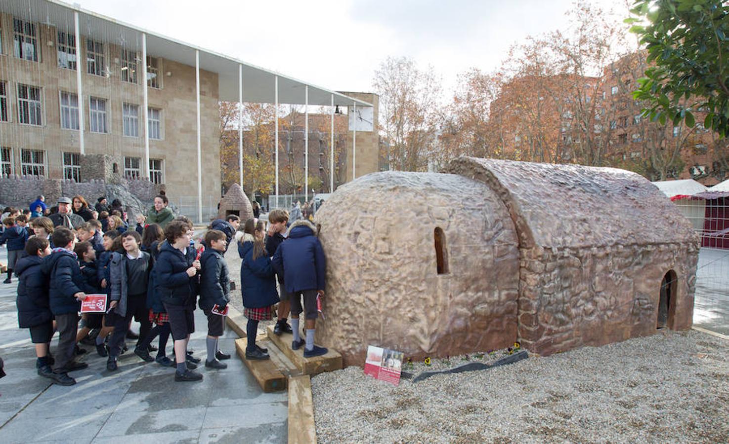 La alcaldesa de la capital riojana, Concepción Gamarra, ha felicitado hoy la Navidad a los logroñeses en la inauguración del Belén monumental situado en la plaza del Consistorio en la que han participado 220 niños de los colegios Compañía de María, San Francisco, Duquesa de la Victoria y Adoratrices, acompañados por la Banda de Música de Logroño.