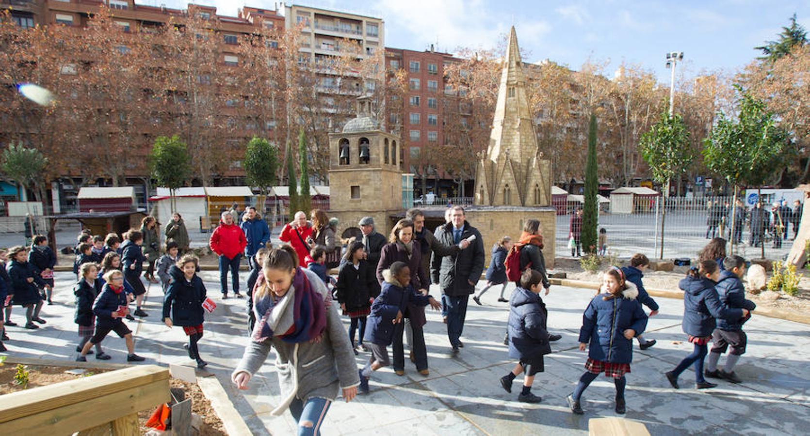 La alcaldesa de la capital riojana, Concepción Gamarra, ha felicitado hoy la Navidad a los logroñeses en la inauguración del Belén monumental situado en la plaza del Consistorio en la que han participado 220 niños de los colegios Compañía de María, San Francisco, Duquesa de la Victoria y Adoratrices, acompañados por la Banda de Música de Logroño.