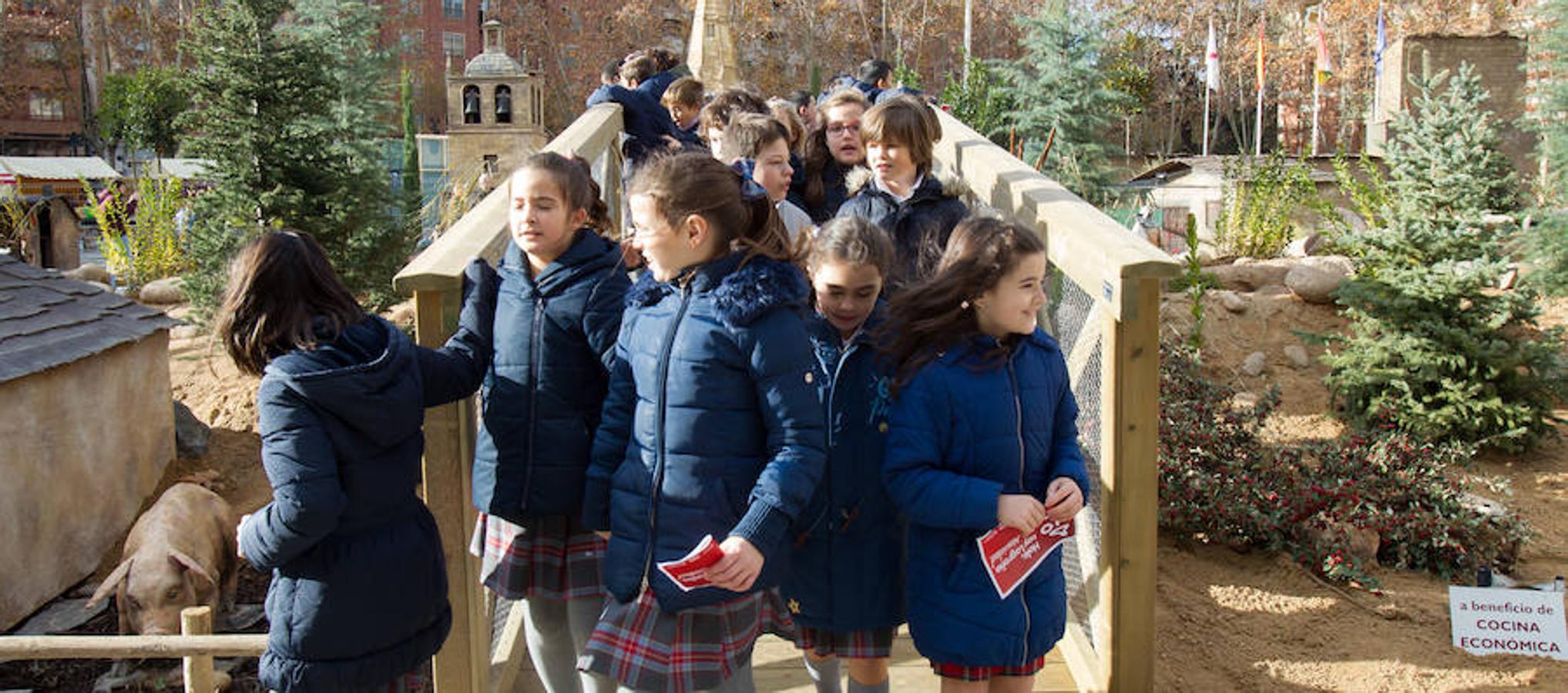 La alcaldesa de la capital riojana, Concepción Gamarra, ha felicitado hoy la Navidad a los logroñeses en la inauguración del Belén monumental situado en la plaza del Consistorio en la que han participado 220 niños de los colegios Compañía de María, San Francisco, Duquesa de la Victoria y Adoratrices, acompañados por la Banda de Música de Logroño.