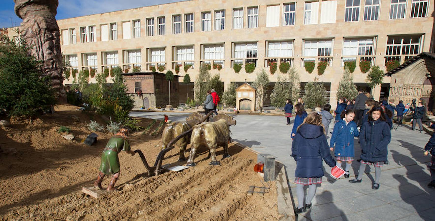 La alcaldesa de la capital riojana, Concepción Gamarra, ha felicitado hoy la Navidad a los logroñeses en la inauguración del Belén monumental situado en la plaza del Consistorio en la que han participado 220 niños de los colegios Compañía de María, San Francisco, Duquesa de la Victoria y Adoratrices, acompañados por la Banda de Música de Logroño.